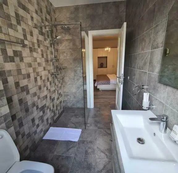 اتاق استاندارد, Opera Apartments