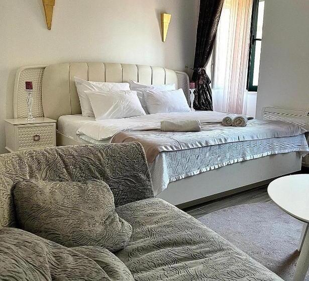 اتاق لوکس با چشمانداز دریا, Opera Apartments