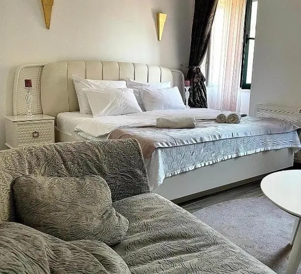 اتاق لوکس با چشم‌انداز دریا, Opera Apartments
