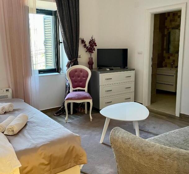 اتاق لوکس با چشم‌انداز دریا, Opera Apartments