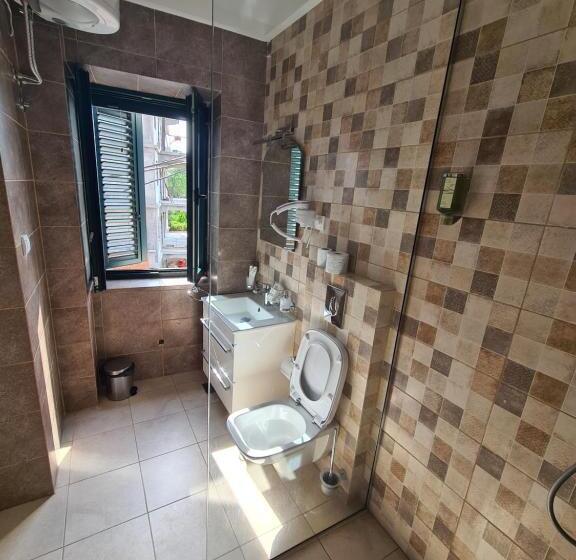 اتاق لوکس با چشمانداز دریا, Opera Apartments