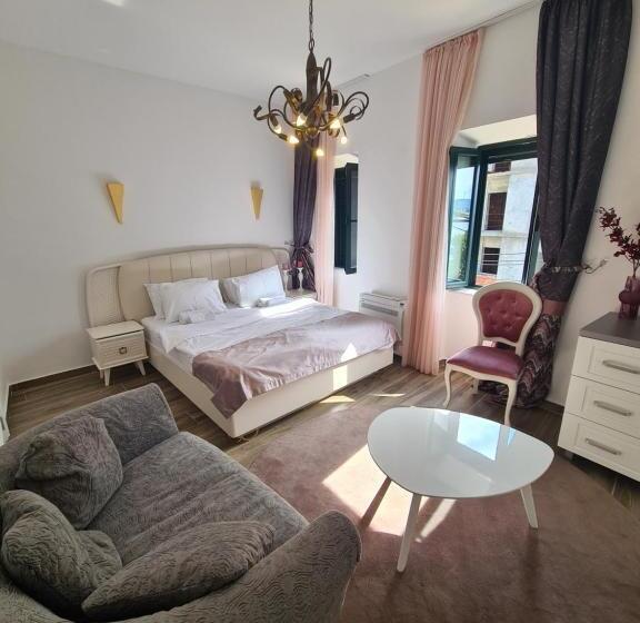 اتاق لوکس با چشم‌انداز دریا, Opera Apartments