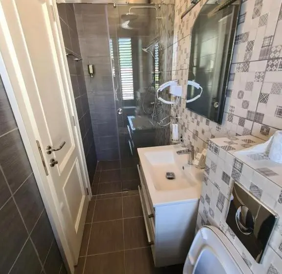 اتاق استاندارد با چشم‌انداز کوهستان, Opera Apartments