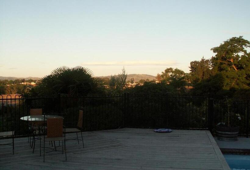 جناح, Cambridge Coach House