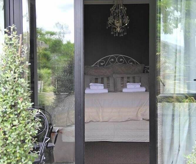 جناح, Cambridge Coach House