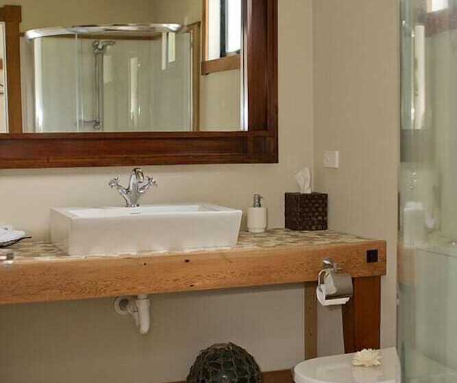 جناح, Cambridge Coach House