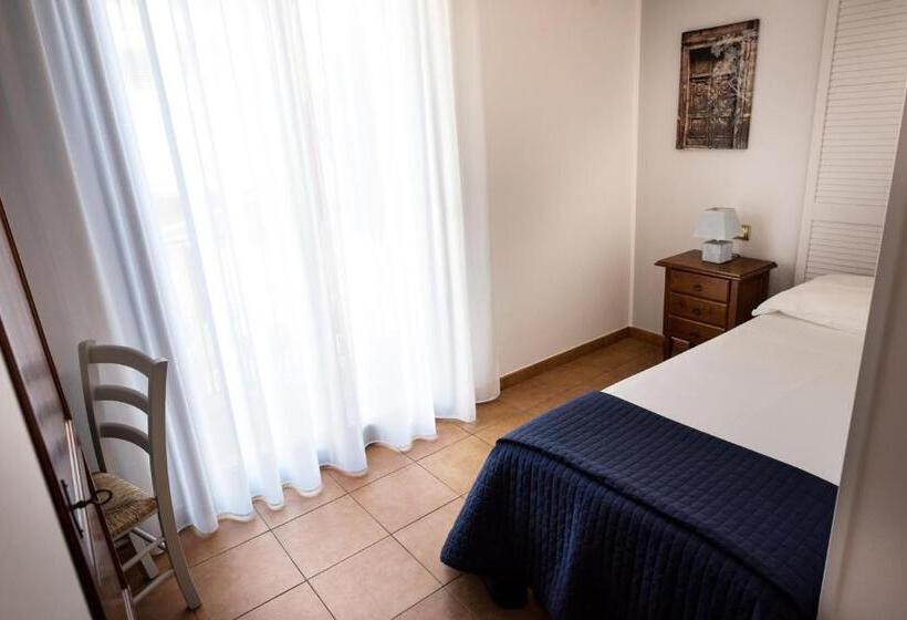 标准单人间, Cabrera House