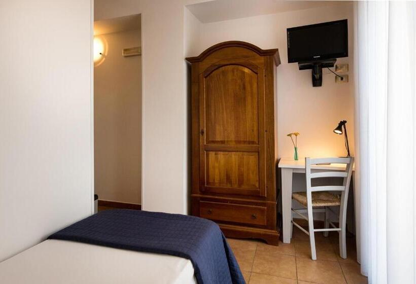 标准单人间, Cabrera House