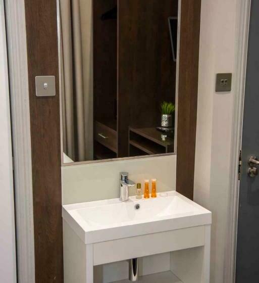 غرفة قياسية فردية, Howard Winchester