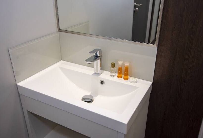 غرفة قياسية فردية, Howard Winchester