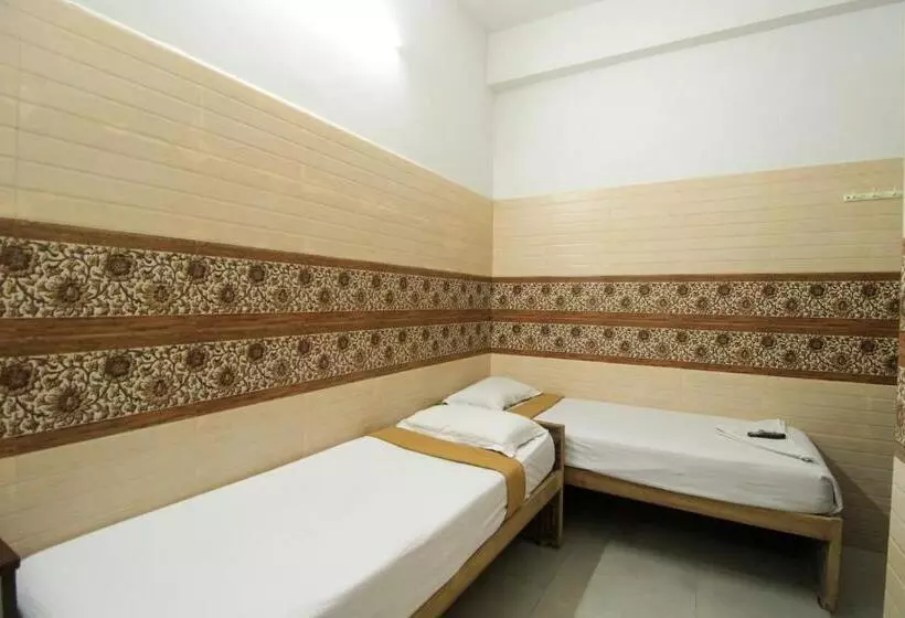 اتاق لوکس سه تخته, Just Guest House, Chennai Airport