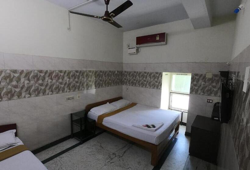 غرفة ديلوكس ثلاثية, Just Guest House, Chennai Airport