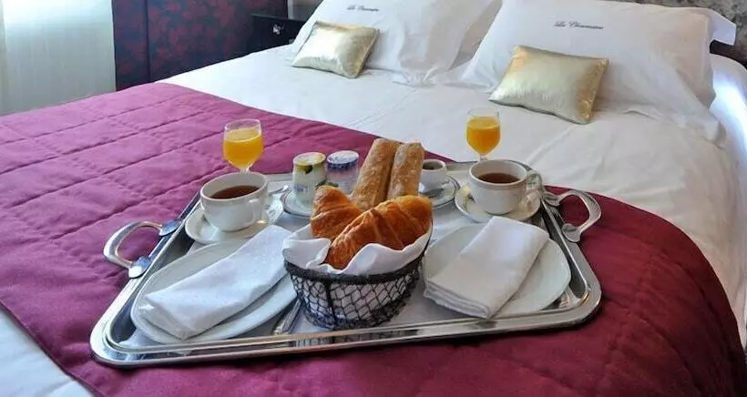 اتاق کلاسیک, La Chaumiere