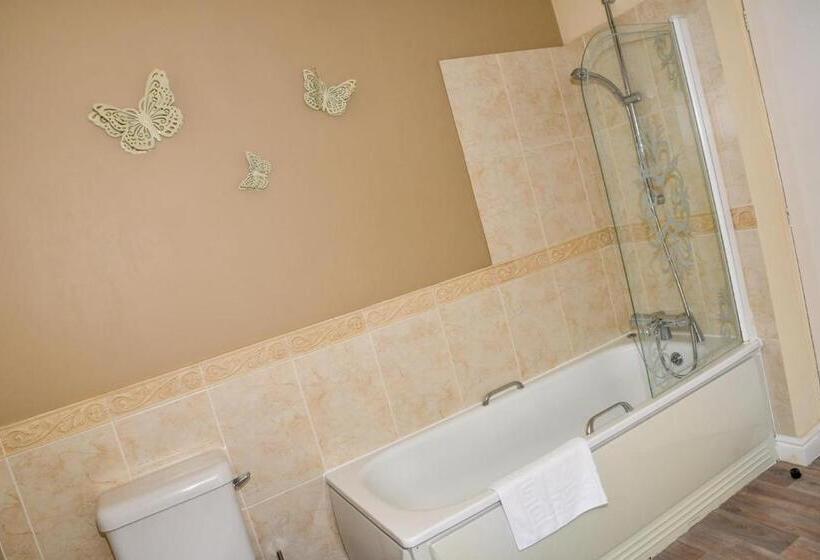 סוויטה, Whiston Hall