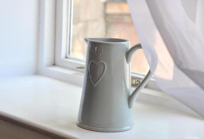 סוויטה, Whiston Hall