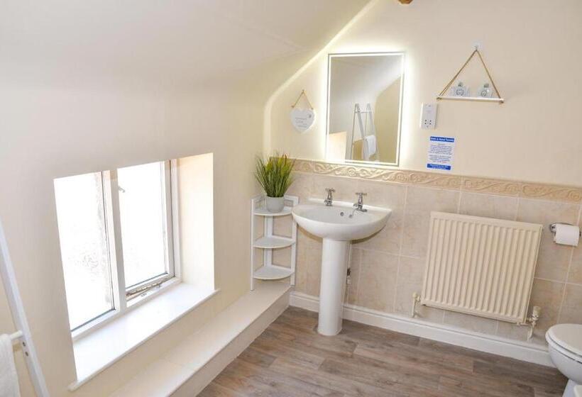 סוויטה, Whiston Hall