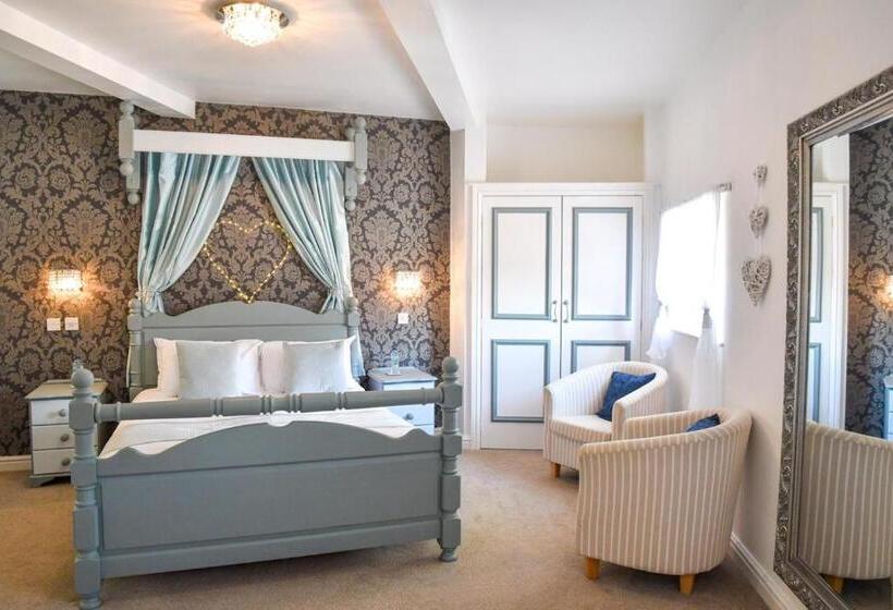 סוויטה, Whiston Hall