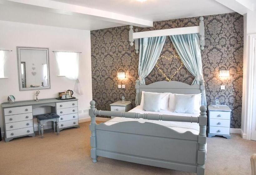 סוויטה, Whiston Hall