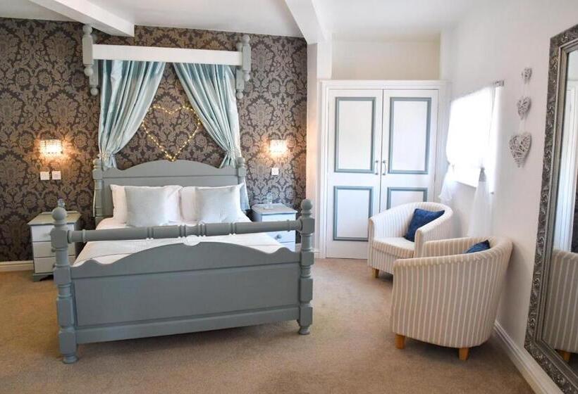 סוויטה, Whiston Hall