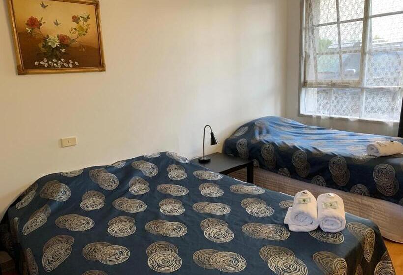 غرفة قياسية ثلاثية, Beaconsfield Lodge Motel