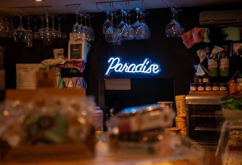 غرفة قياسية, High Paradise Farm