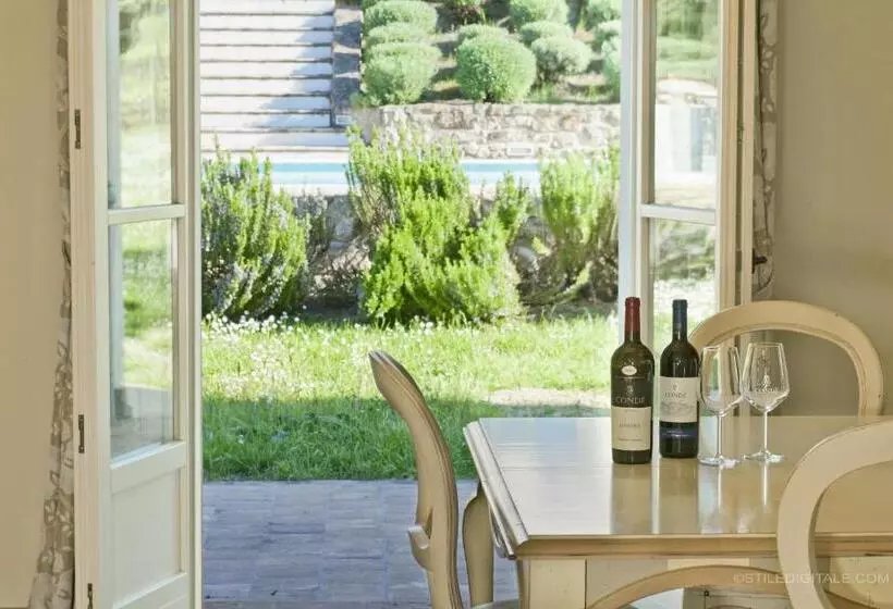 سوییت با چشم‌انداز استخر, Borgo Conde Wine Resort