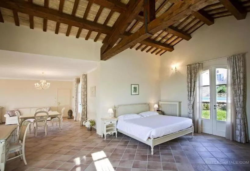 سوییت با چشم‌انداز استخر, Borgo Conde Wine Resort
