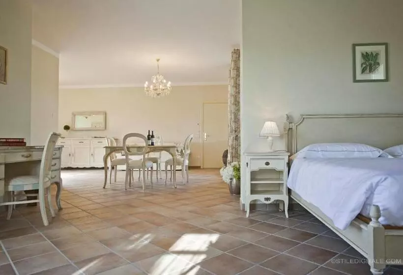 سوییت با چشم‌انداز استخر, Borgo Conde Wine Resort