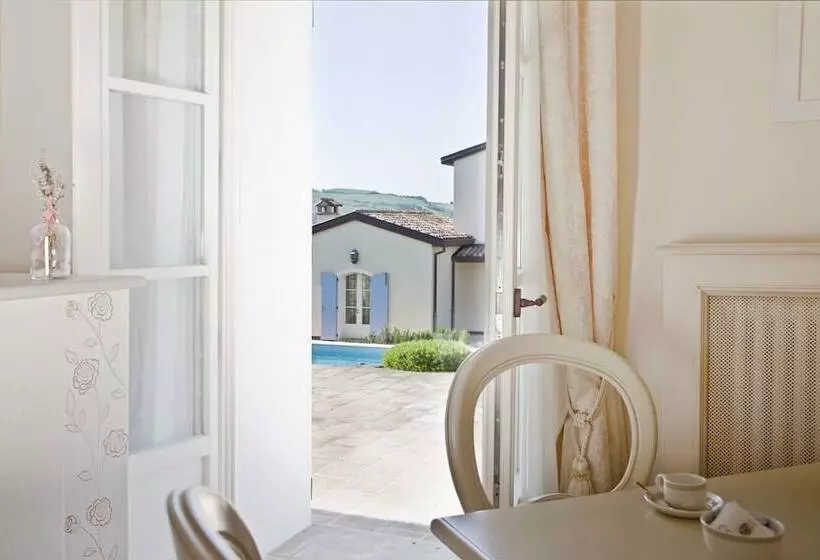 سوییت با چشم‌انداز استخر, Borgo Conde Wine Resort