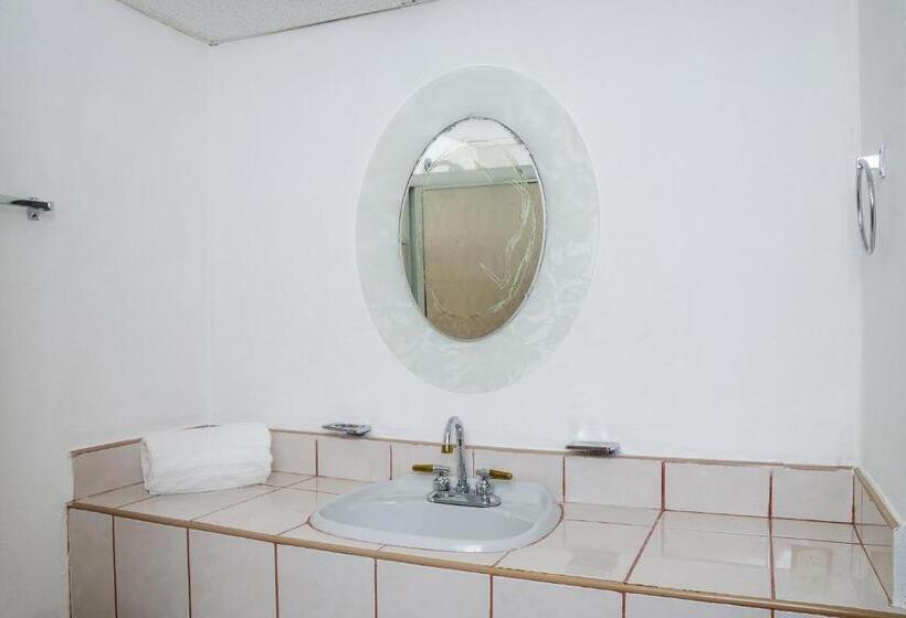 Номер Стандарт Трехместный, Capital O Hotel Dos Mares, Cabo San Lucas