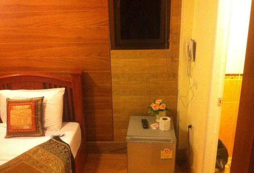 اتاق اکونومی, Tanee Place