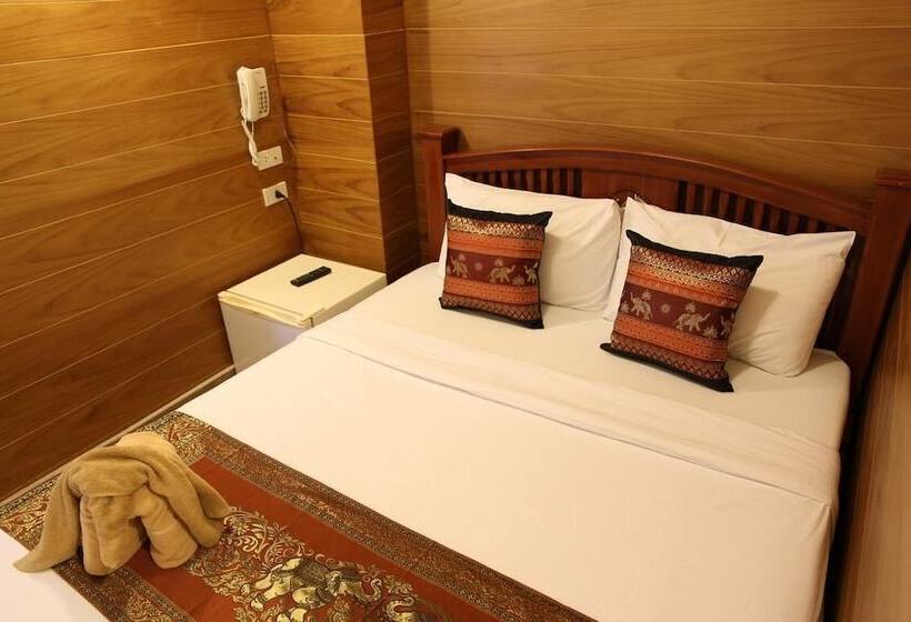 اتاق اکونومی, Tanee Place