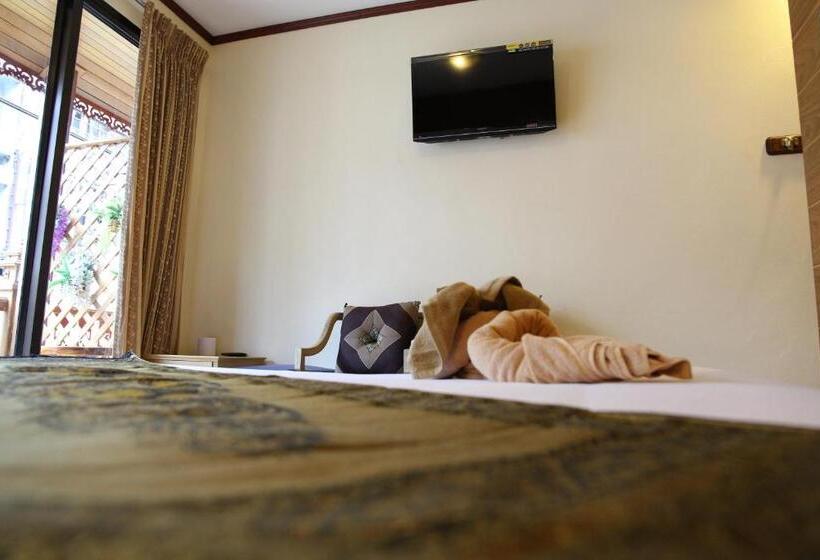 اتاق اجرایی, Tanee Place