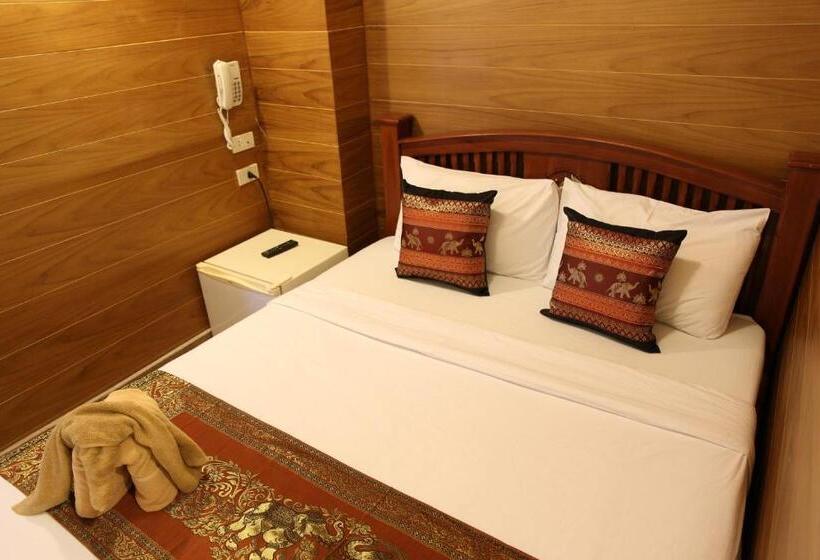 اتاق اکونومی, Tanee Place