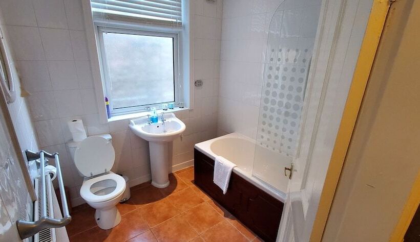 اتاق استاندارد سه نفره, Diamonds Guest House