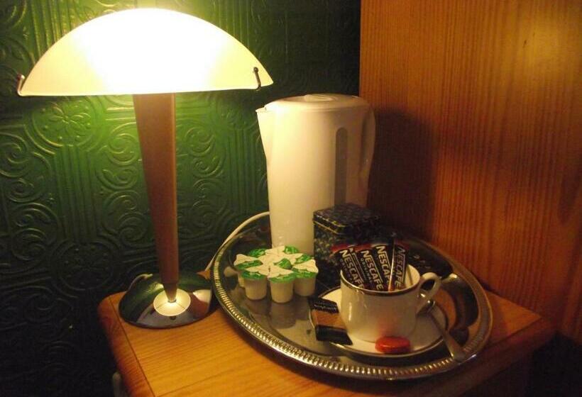 اتاق استاندارد یک نفره, The Molly House