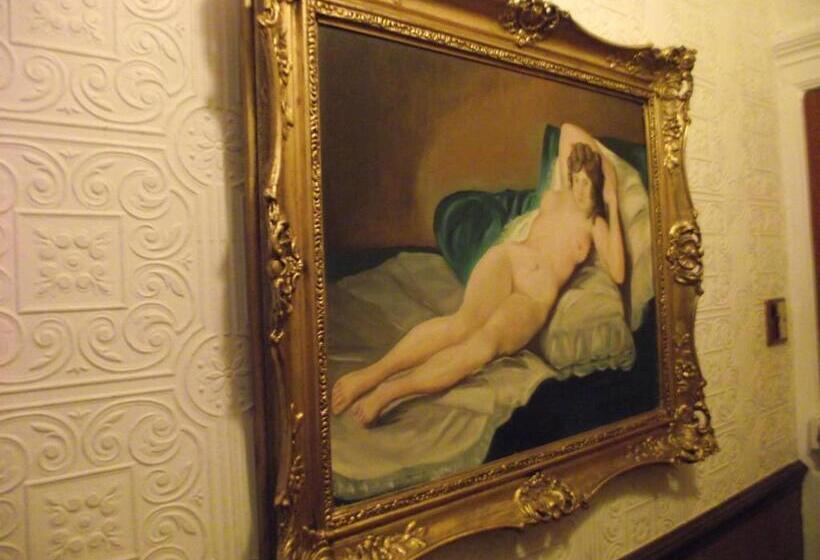 חדר דלוקס, The Molly House