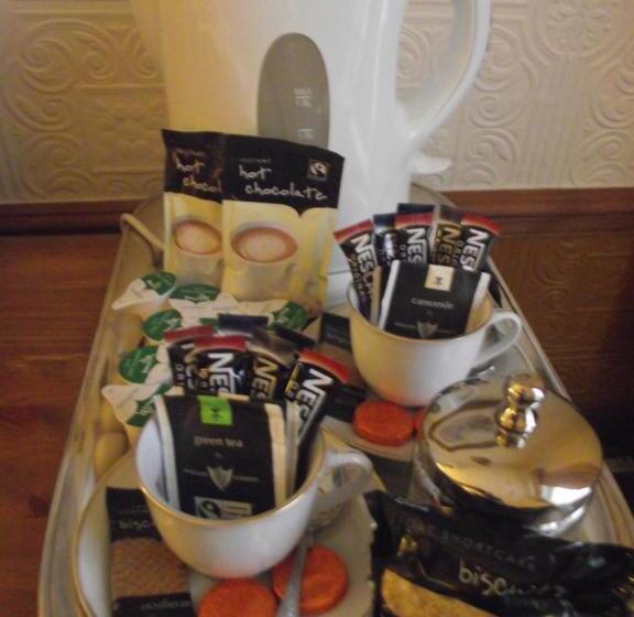 חדר דלוקס, The Molly House