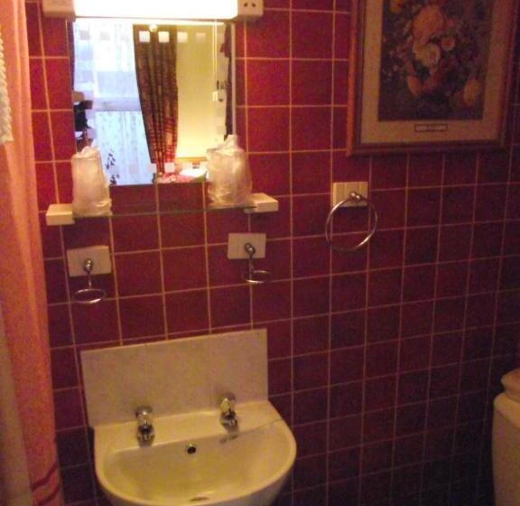 חדר דלוקס, The Molly House