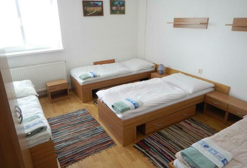 חדר סטנדרטי לארבעה עם חדר אמבטיה משותף, Penzión Rodinné Vinárstvo ďurík