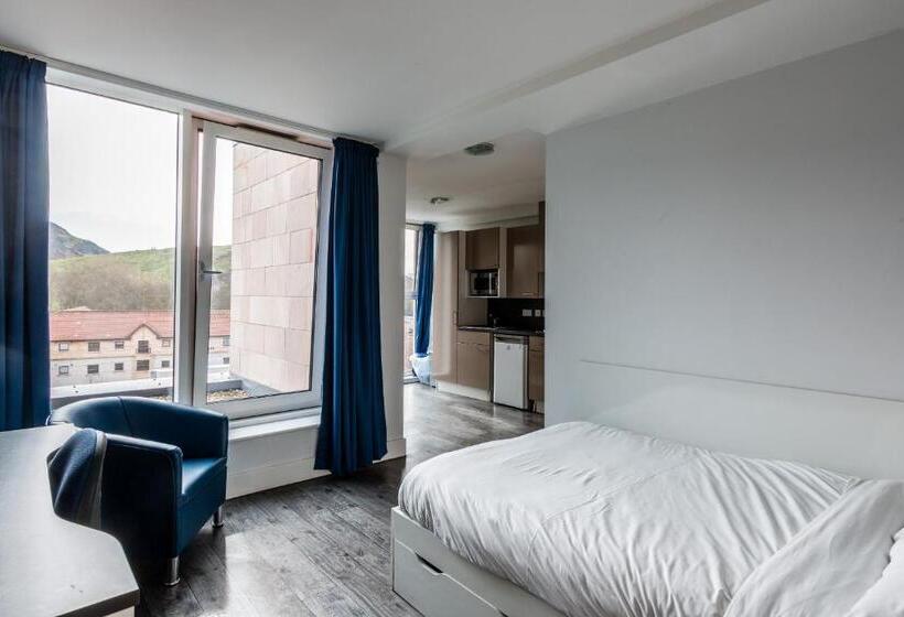 استودیوی استاندارد, Destiny Student  Holyrood