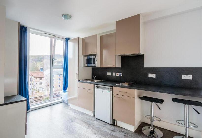 استودیوی استاندارد, Destiny Student  Holyrood