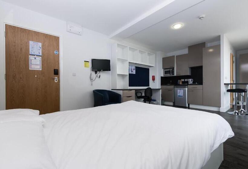 استودیوی استاندارد, Destiny Student  Holyrood