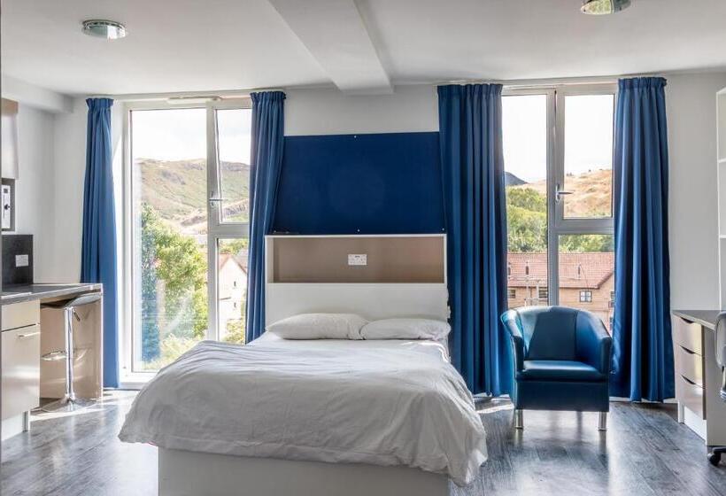 استودیوی استاندارد, Destiny Student  Holyrood