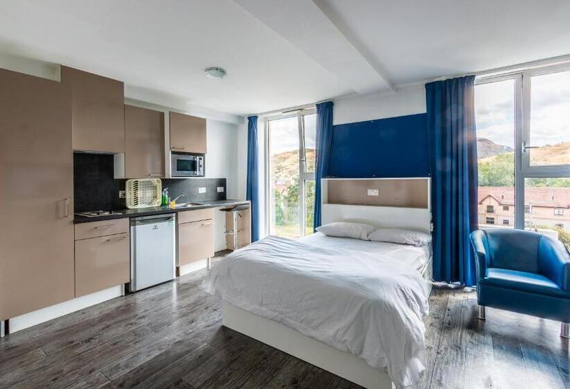 استودیوی استاندارد, Destiny Student  Holyrood