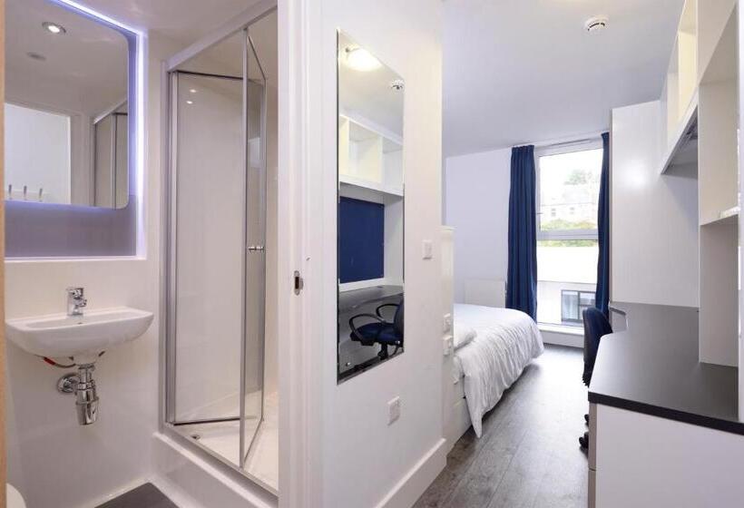 آپارتمان 4 خوابه, Destiny Student  Holyrood