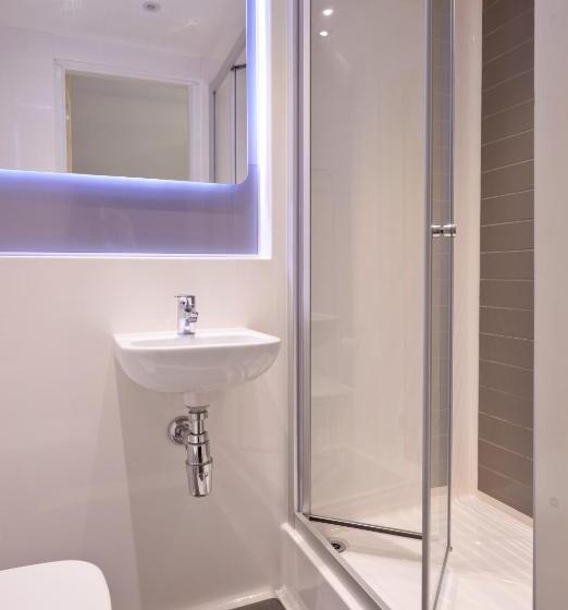 5 Bedroom Apartment, Destiny Student  Holyrood