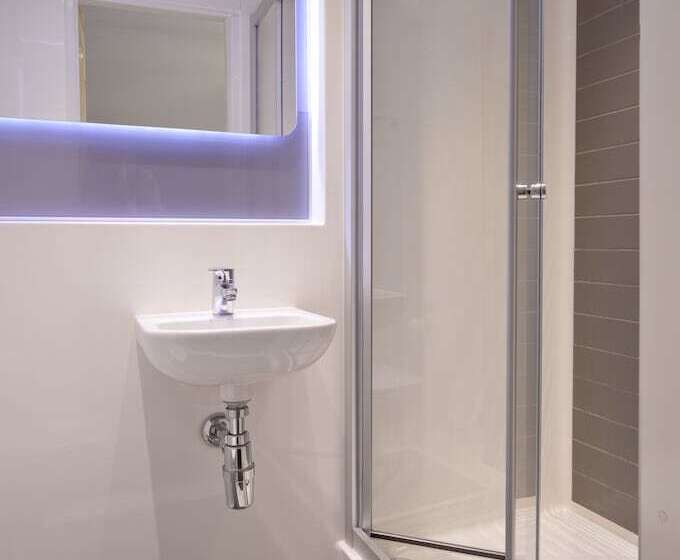 5 Bedroom Apartment, Destiny Student  Holyrood