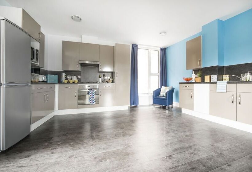 5 Bedroom Apartment, Destiny Student  Holyrood