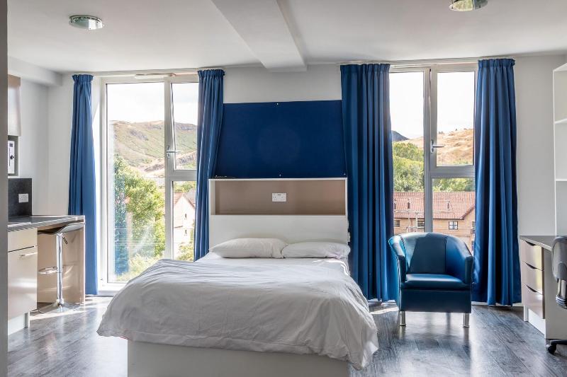 استودیوی استاندارد, Destiny Student  Holyrood